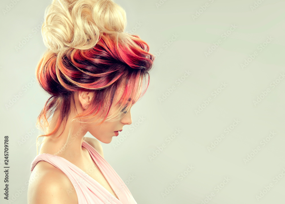 Fototapeta Piękna wzorcowa dziewczyna z elegancką wielo- barwioną fryzurą. Stylowa kobieta z podkreślając kolor włosów mody. Kreatywne czerwone i różowe korzenie, modna kolorystyka.