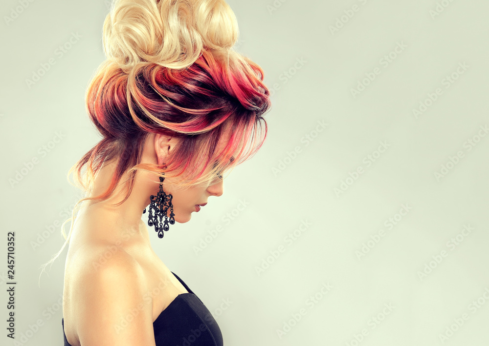 Fototapeta Piękna modelka z elegancką fryzurą w wielu kolorach. Stylowa kobieta z modnym podkreśleniem koloru włosów. Kreatywne czerwone i różowe korzenie, modna kolorystyka.