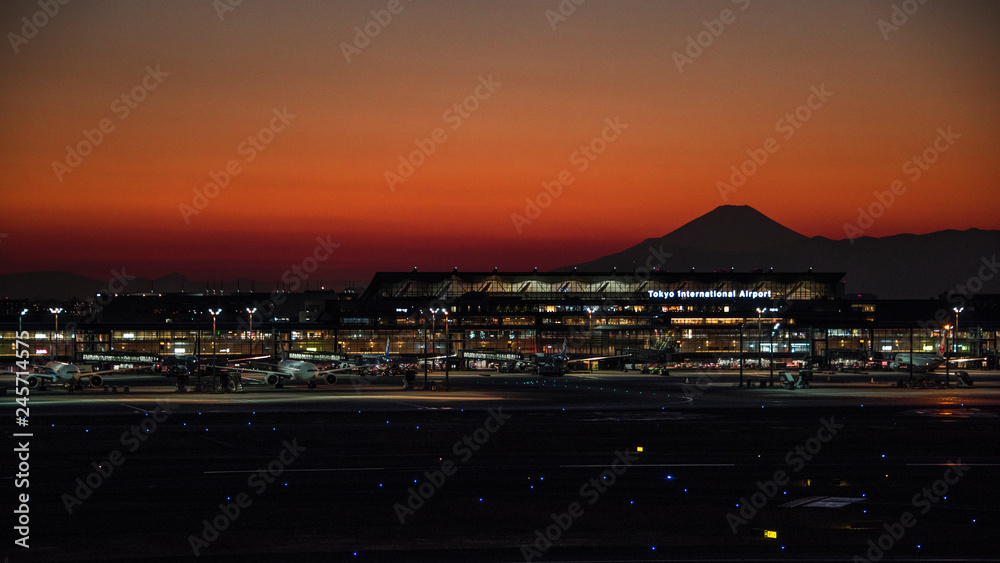 富士山と夕暮れのエアポート①