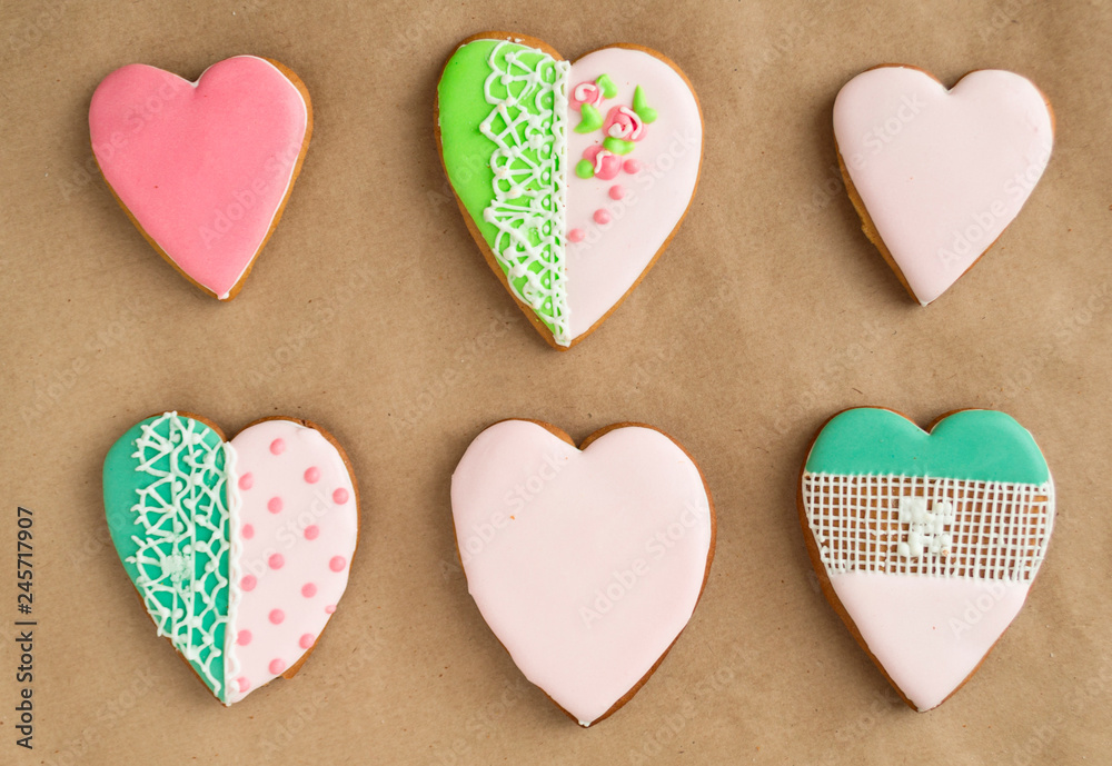 Gingerbread gingerbread in pink glaze, on craft background. Bakery products. Gingerbread in the shape of a heart. Gingerbread gingerbread in pink glaze, on craft background. Bakery products. Gingerbread in the shape of a heart.