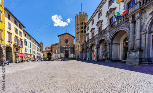 Photos Piazza della Repubblica mit der Kirche Sant' Andrea und dem Rathaus von Orvieto