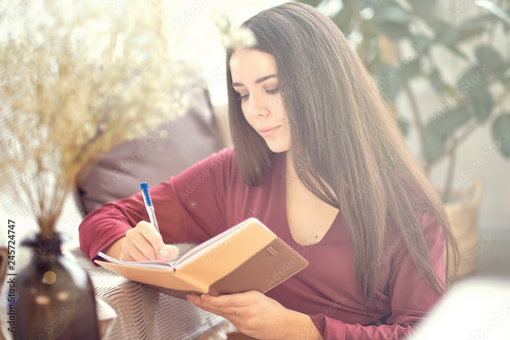 Obraz premium Woman Thinking Dreaming Concentration Project Concept