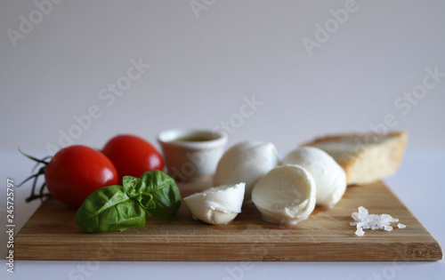ingredienti freschi per insalata caprese con mozzarella di bufala, pomodorini e basilico