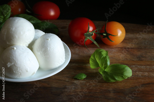 ingredienti freschi per insalata caprese con mozzarella di bufala  pomodorini e basilico