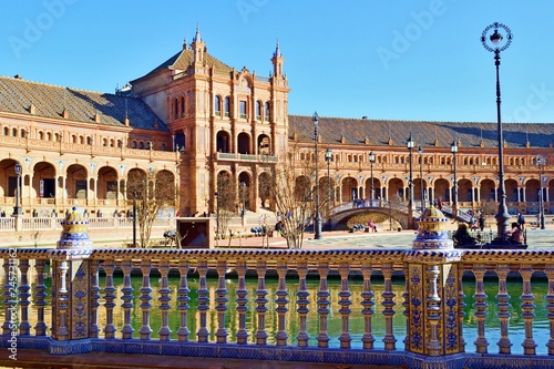 dettagli architettonici del palazzo in stile neo-moresco situato nella bellissima Piazza di Spagna nella citt   di Siviglia in Andalusia  Spagna