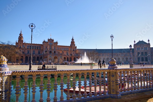 veduta della bellissima Plaza de Espana di Siviglia, uno degli spazi architettonici più spettacolari della città spagnola e dell'architettura neo-moresca. photo