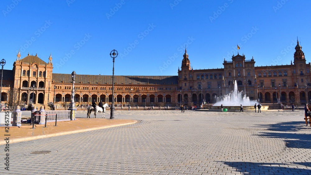 veduta della bellissima Plaza de Espana di Siviglia, uno degli spazi architettonici più spettacolari della città spagnola e dell'architettura neo-moresca.