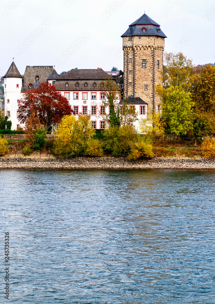 Obraz premium Rheinromantik - Malerische Landschaften am Rheinufer – Oberlahnstein nahe Koblenz