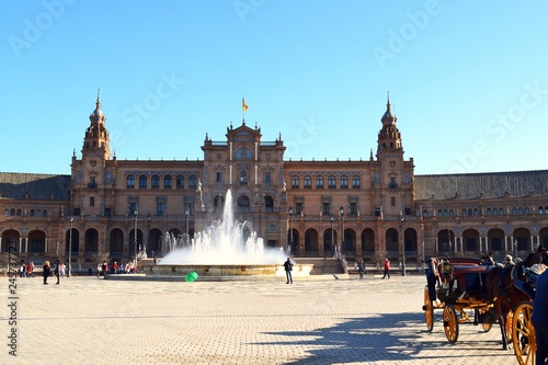 veduta della bellissima Plaza de Espana di Siviglia, uno degli spazi architettonici più spettacolari della città spagnola e dell'architettura neo-moresca.