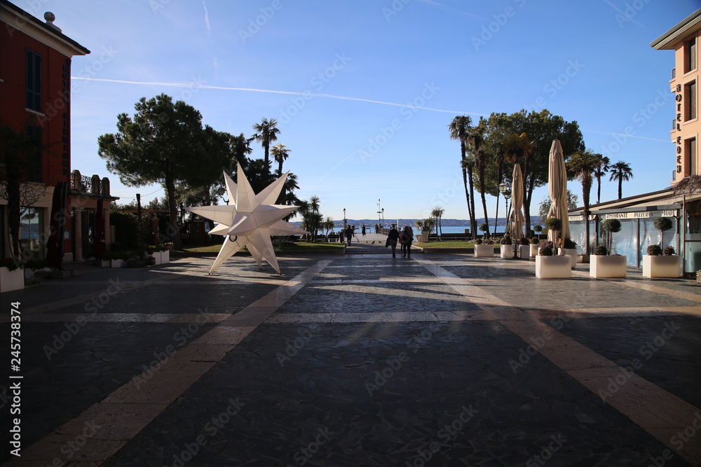 Fototapeta premium Scorci del paese di Sirmione del Garda