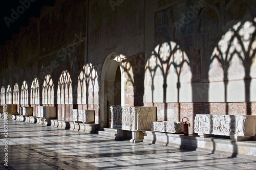 Foto Interior of Camposanto Vecchio in Pisa, Italy