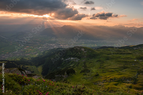Sonnenaufgang im Grenzbebiet Liechtenstein Schweiz