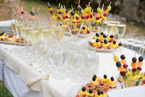 Fotografija champagne glasses and various snacks for consumption after the wedding ceremony