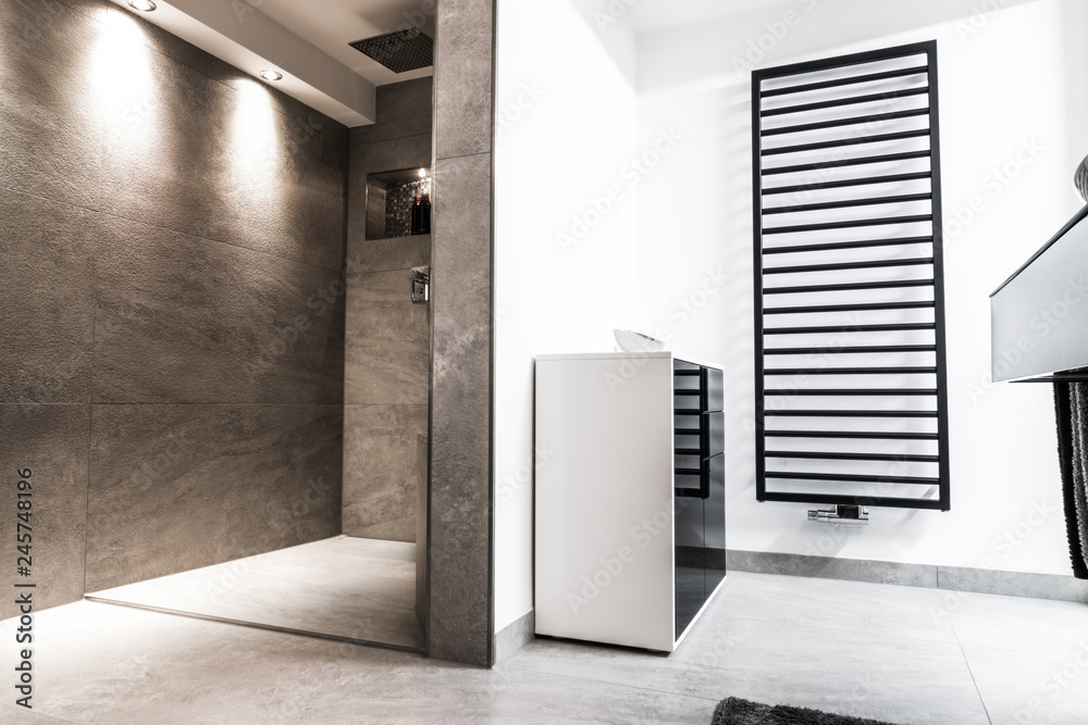 Modernes Badezimmer klein luxuriös modern mit offener Dusche Stock Photo |  Adobe Stock