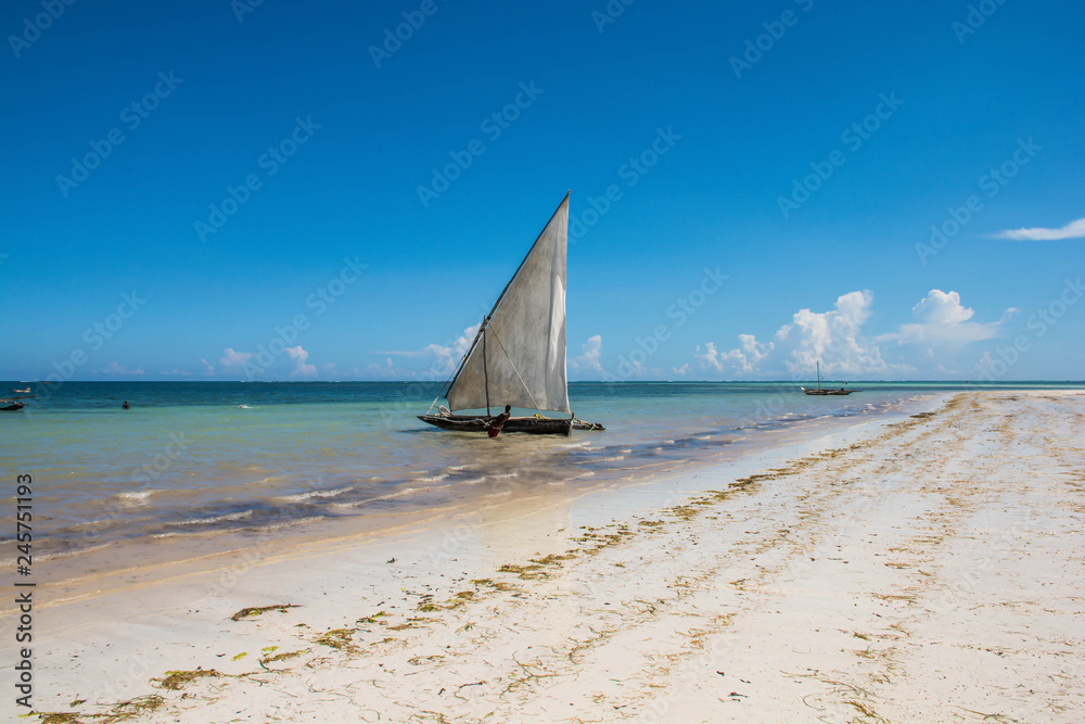 Obraz premium Sailboat at the diani beach in Kenya. Beautiful view on ocean