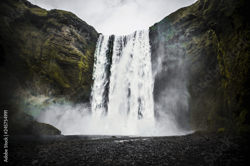 Impactante vista de cerca de la cascada de Skógafos en el sur de Islandia, de viaje por Europa.