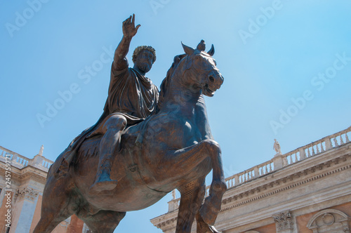 Statua con cavallo a Roma