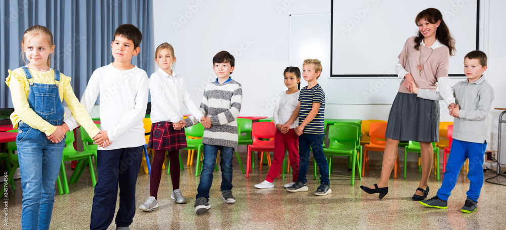 Obraz premium School kids learning to dance with teacher