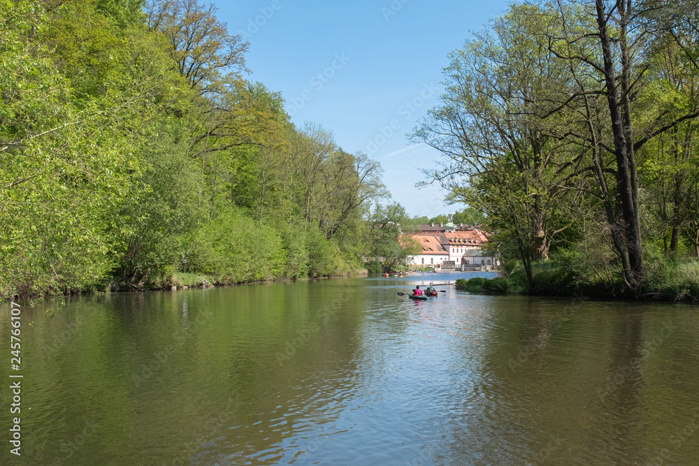 Wasserwanderer auf der Neiße am Kloster Marienthal