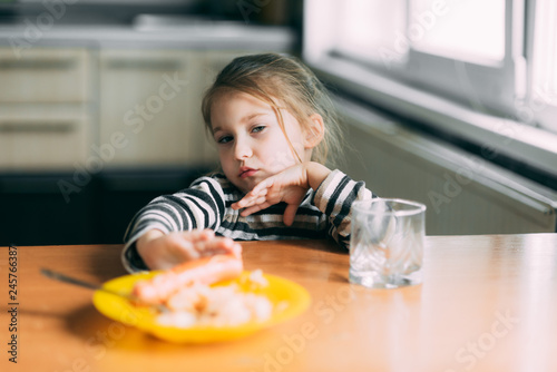 The child refuses to eat, does not want to eat