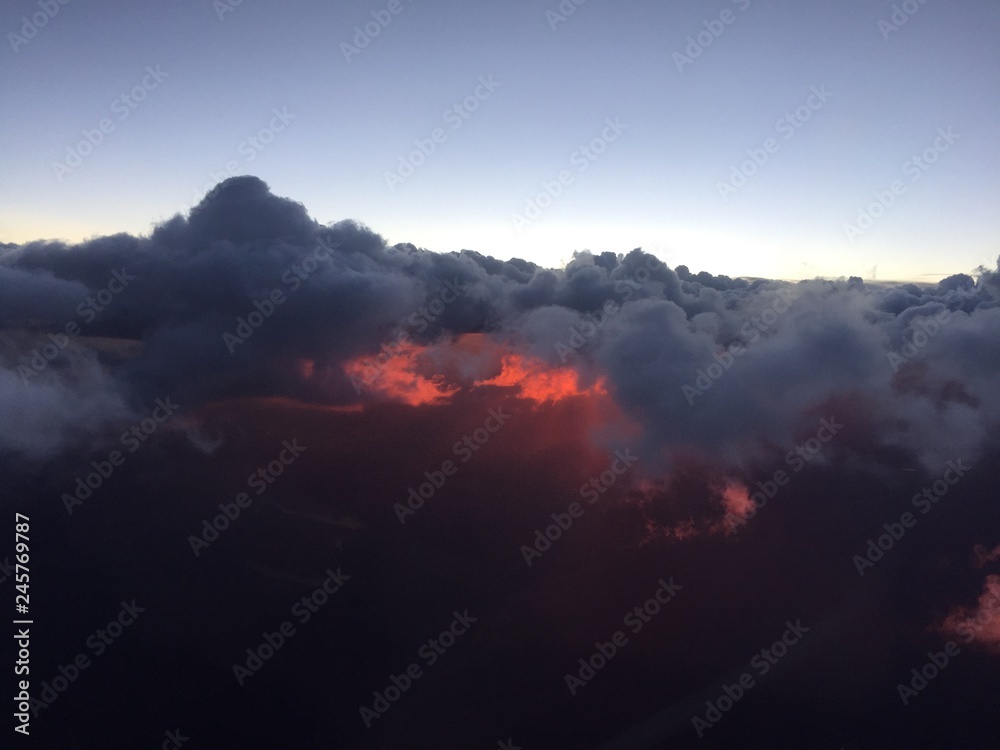 Naklejka premium Sunset behind cloudy sky