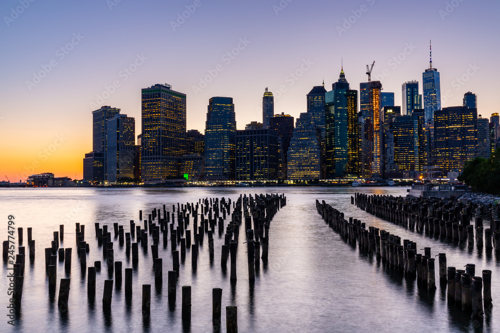 Obraz premium Sunset over Manhattan - View from Brooklyn park