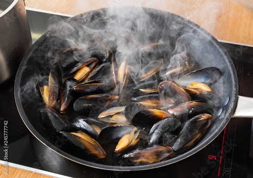 mussels on the pan