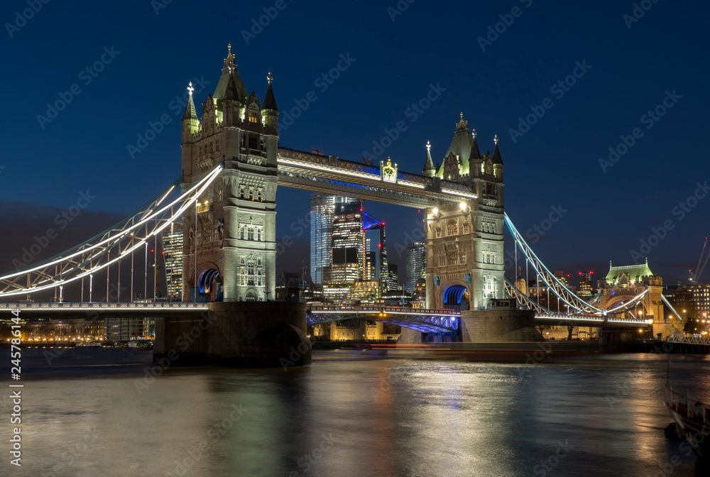 Obraz premium Europe, UK, England, London, Tower Bridge dusk