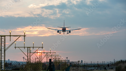 Avión llegando al aeropuerto