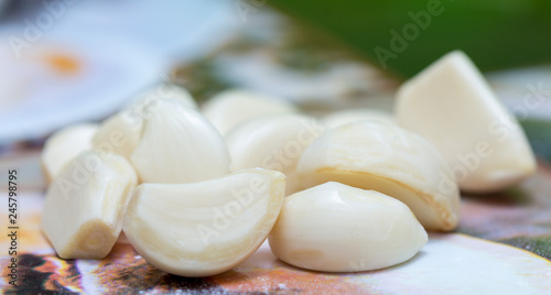 peeled garlic on the table