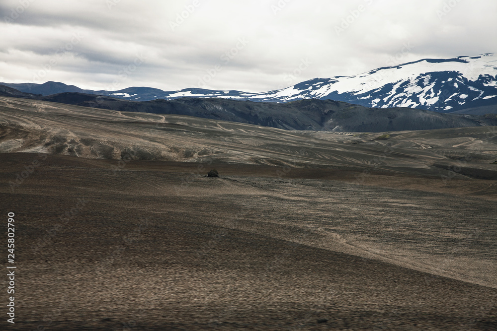 Paisaje volcánico con vista de montañas envadas en los alrededores del volcán Hekla en Islandia, durante un viaje en carretera por Europa.