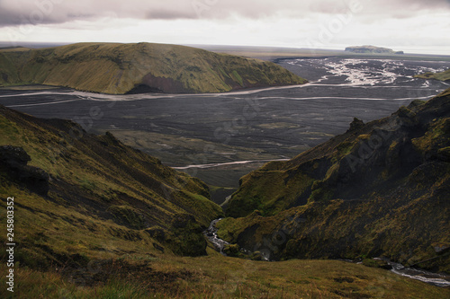 Impresionante fondo de una vista panorámica del montañoso paisaje del sur de Islandia.