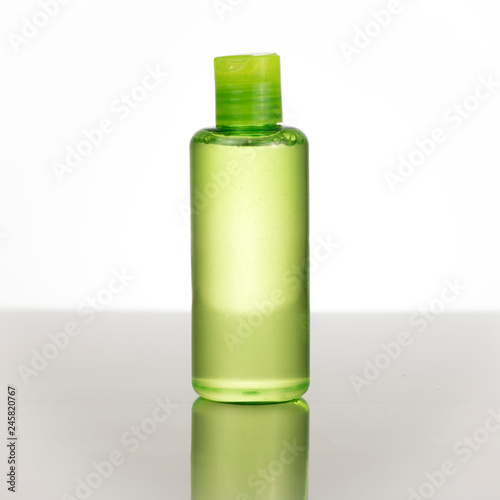 Obraz na płótnie Isolated Green Bottle w salonie