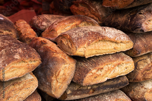 Barras de pan artesanal en el mercado