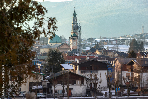 Foto di bellissimo paesaggio invernale. Città Asiago, Veneto, Italia. Beautiful winter landscape photo. Asiago City, Veneto, Italy.