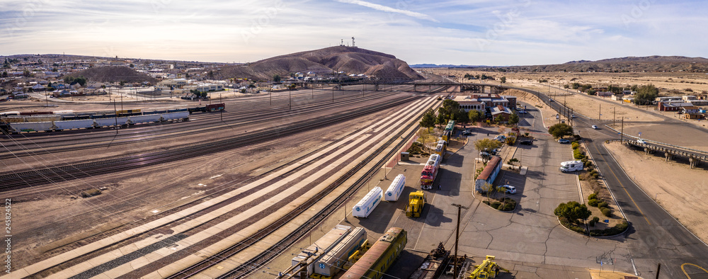 Φωτογραφία Barstow Bahnhof CA Railwaystation Züge Museum Alt Panorama Drohnen Aufnahme