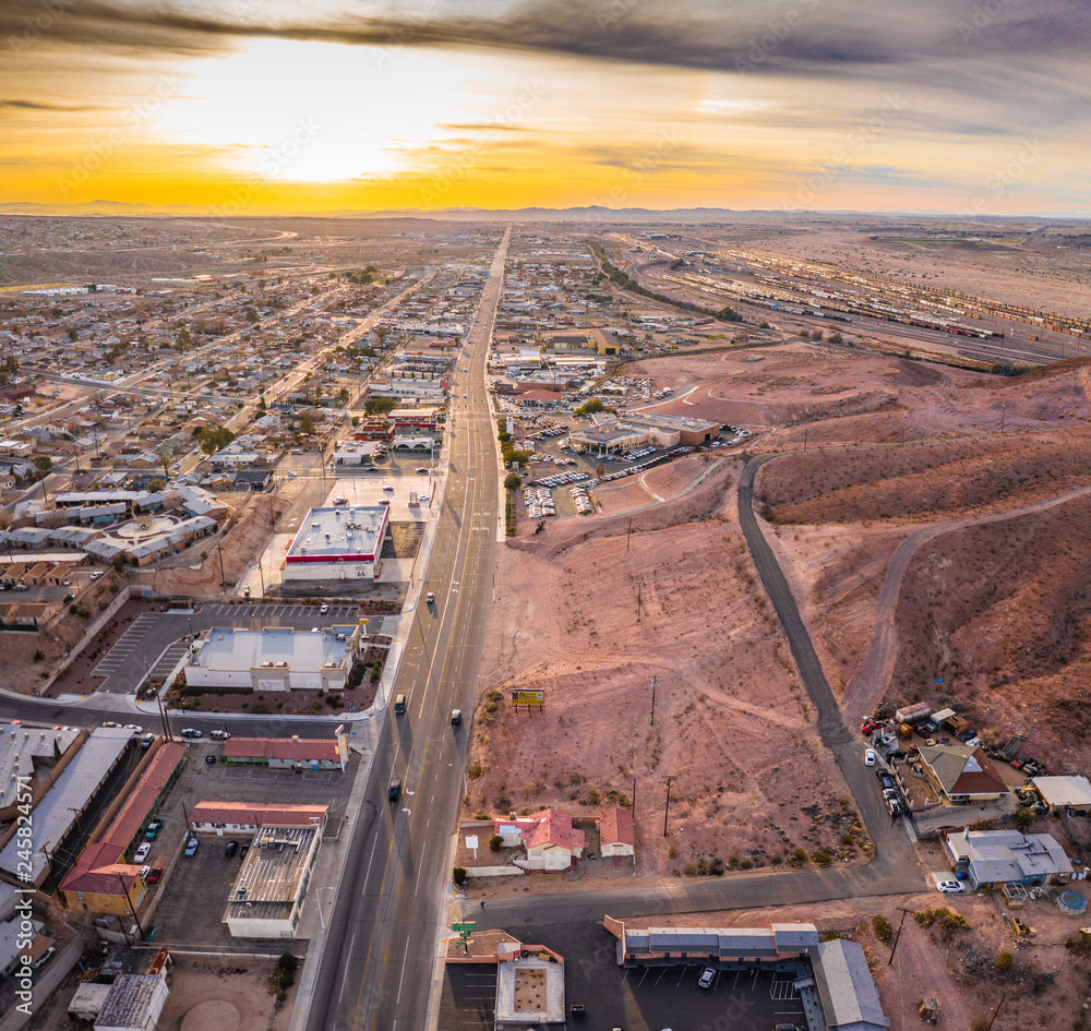 Φωτογραφία Barstow CA California Drohnenaufnahme bei Sonnenuntergang Route 66