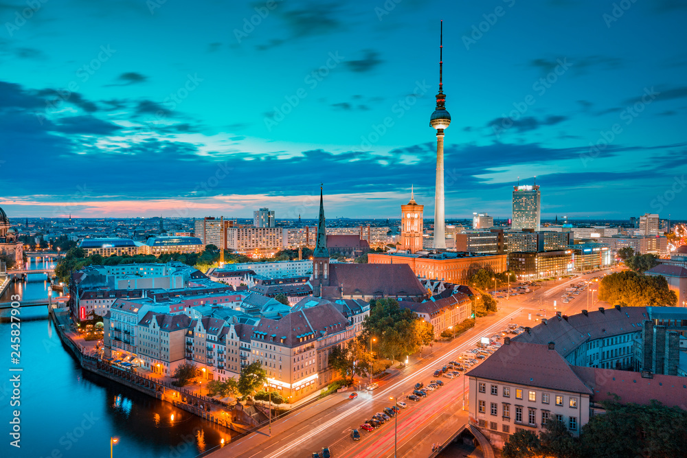 Fototapeta premium Panoramę Berlina ze Szprewą o zachodzie słońca, Niemcy