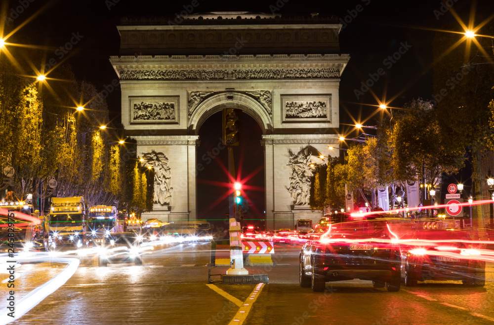 Fototapeta premium Famous Arc de Triomphe in Paris, France