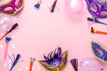 Keuken achterwand Carnaval Mardi Gras masker met roze confetti  © osabee