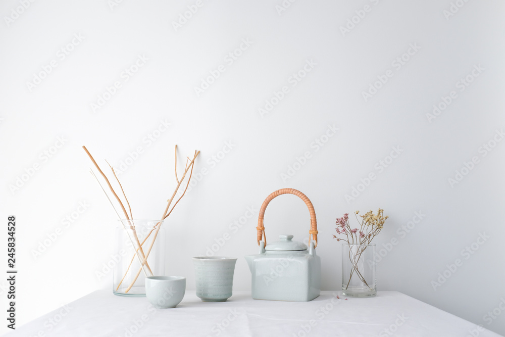 Φωτογραφία Japanese white ceramic teapot and tea cup and glass vases of dried plant and wic