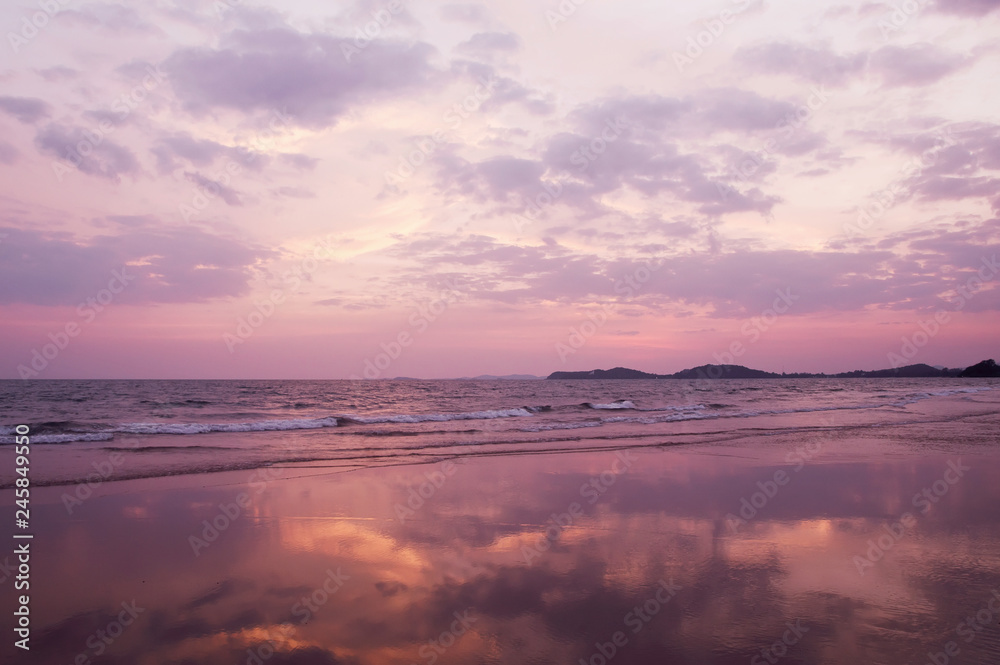 Obraz premium Dramatic sunset sky in twilight time