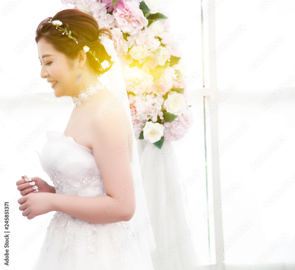 Naklejka premium bride in white dress with bouquet of flowers