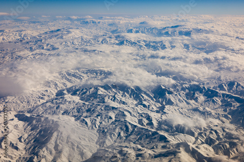 Schneelandschaft aufgenommen aus dem Flugzeug © romanb321
