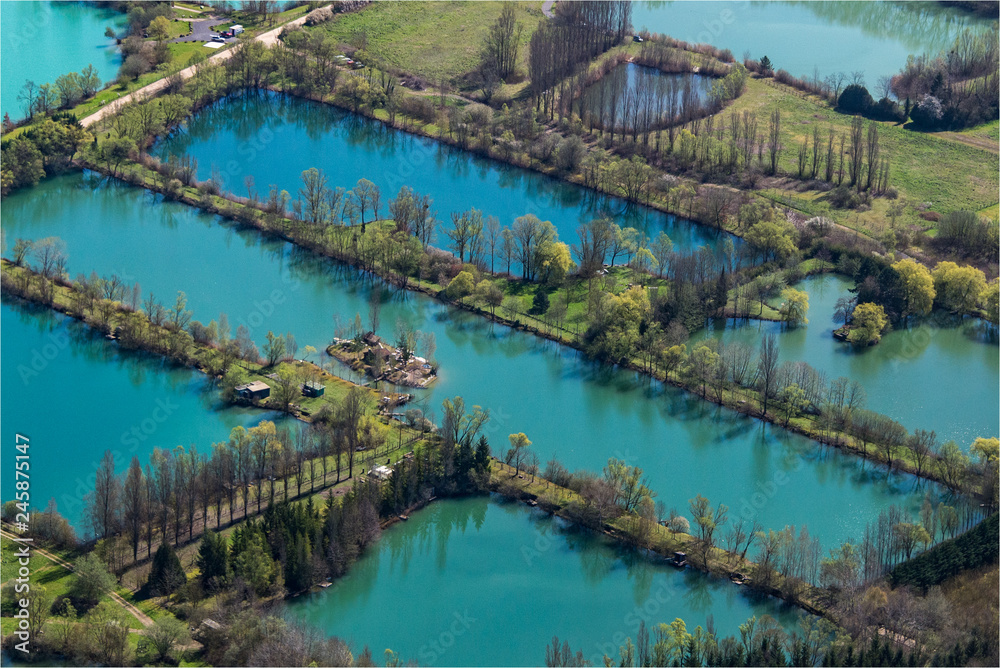 vue aérienne de lacs artificiels à Saint-Denis-les-Sens dans l'Yonne en France