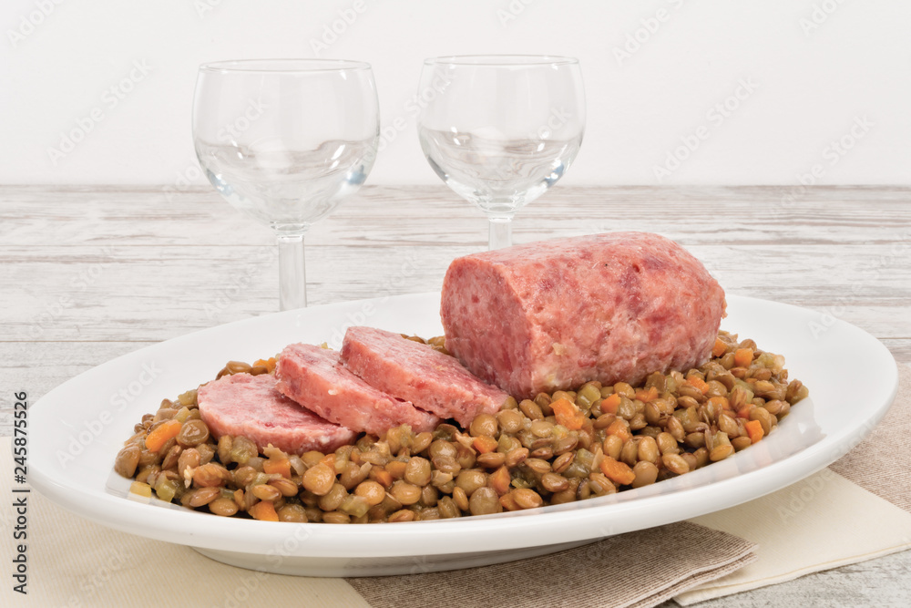 cotechino di maiale affettato e lenticchie cotechino di maiale affettato e lenticchie
