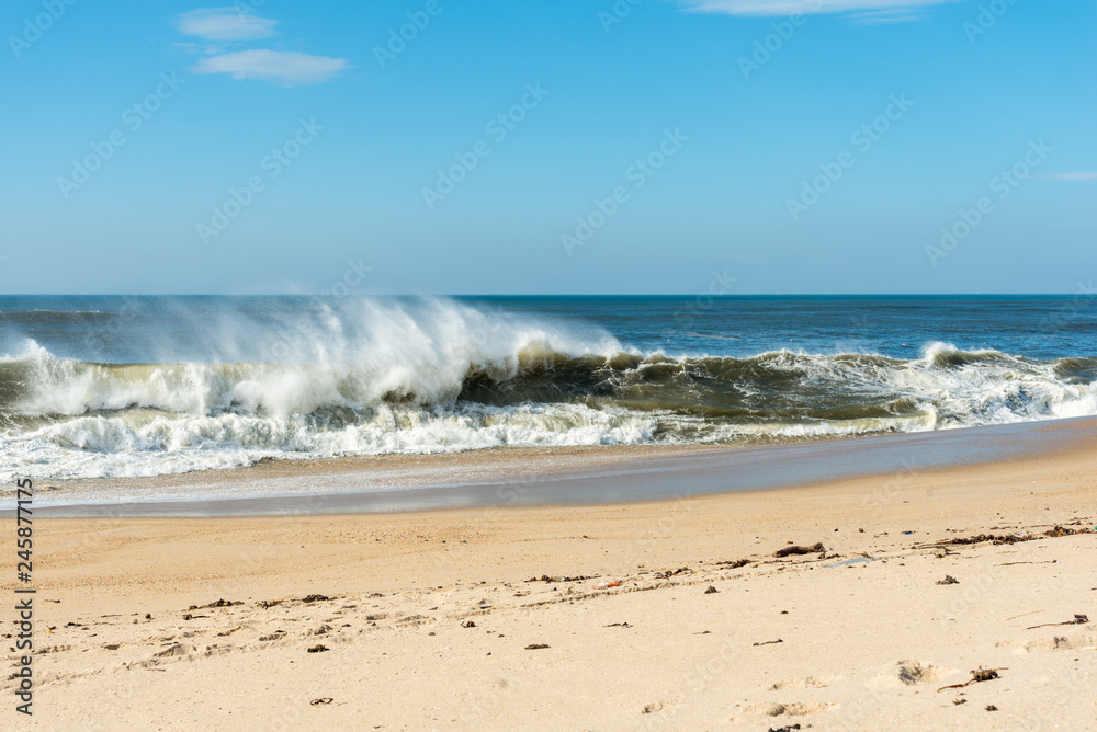 Obraz premium Wind and breaking waves on Granja beach south of Porto