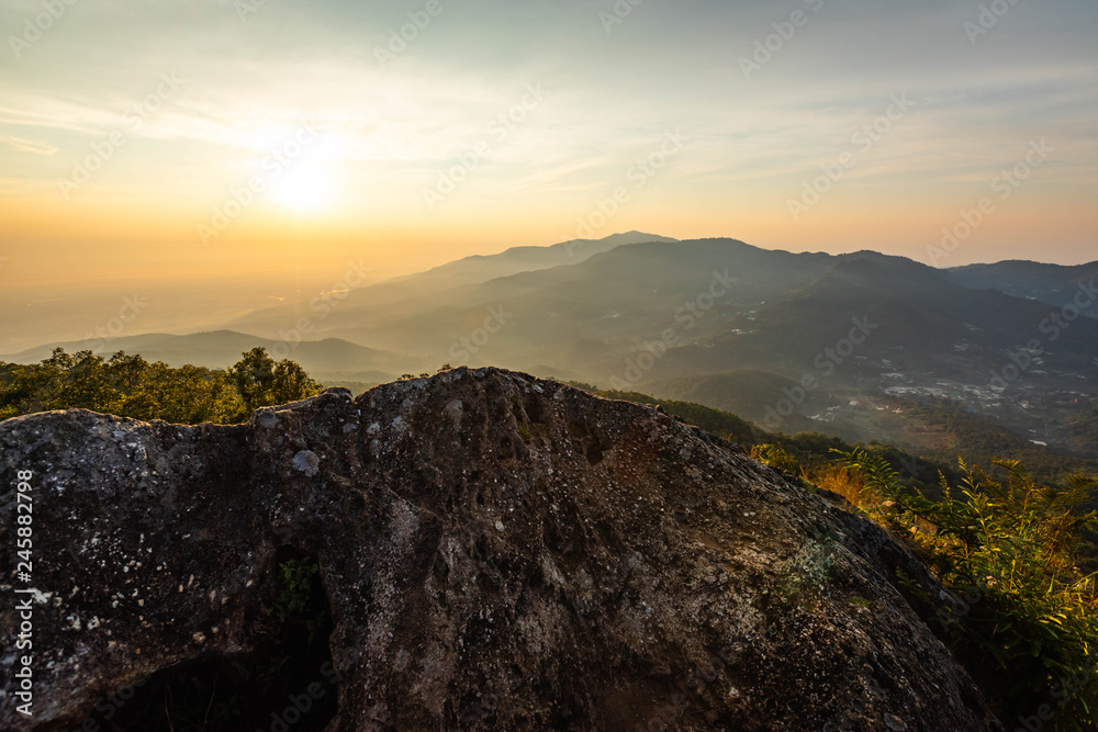 Obraz premium beautiful mountain scape in the morning sunrise, taken from viewpoint of Mon Long, Mae Rim Chiang Mai, Thailand