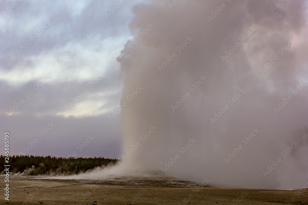 old faithful geyser erupting