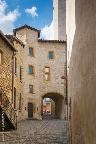 Château l'abbaye d'Ainay à Chazay d'Azergues
